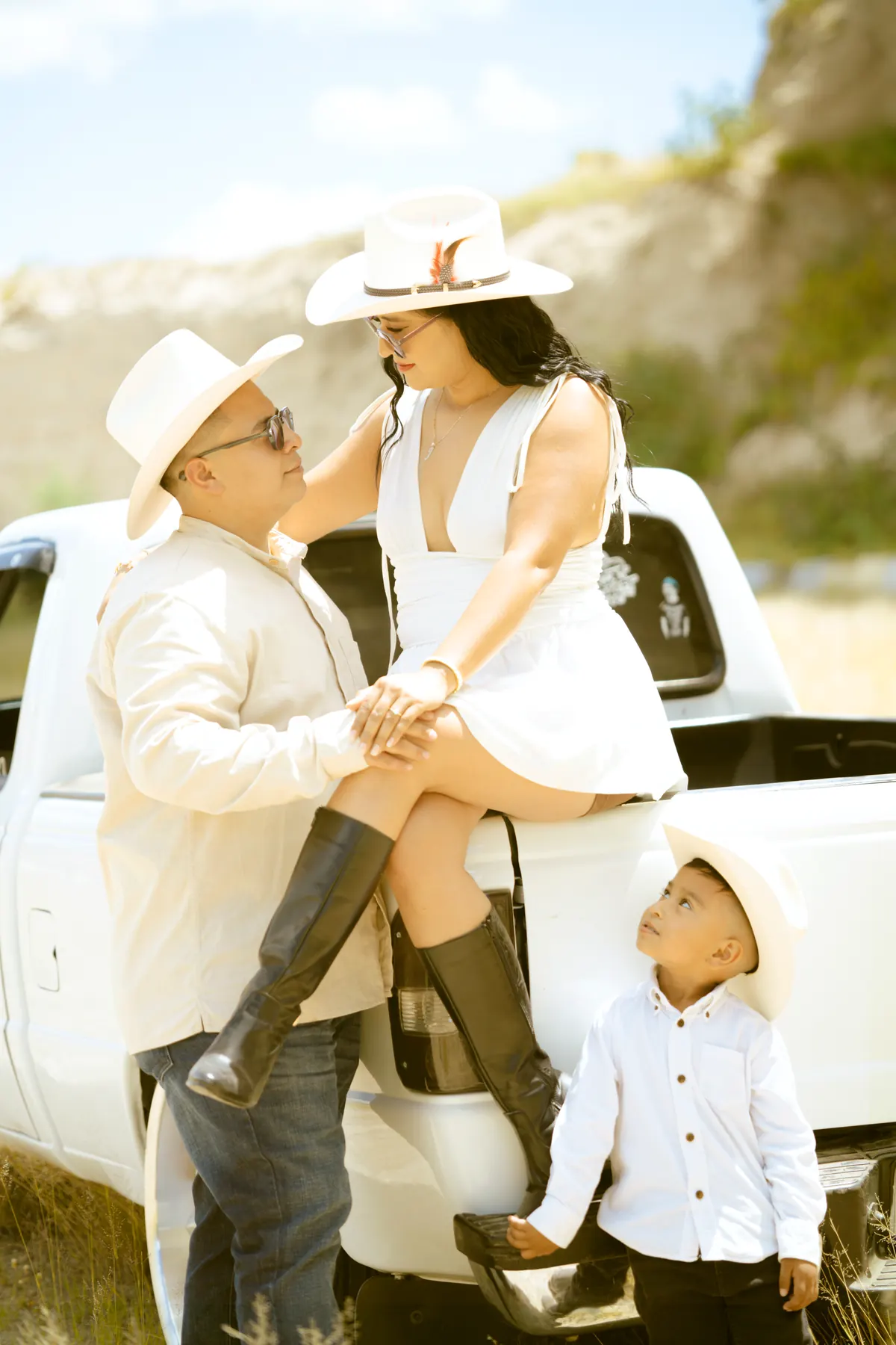 Julieta, Moisés y su hijo junto a la camioneta
