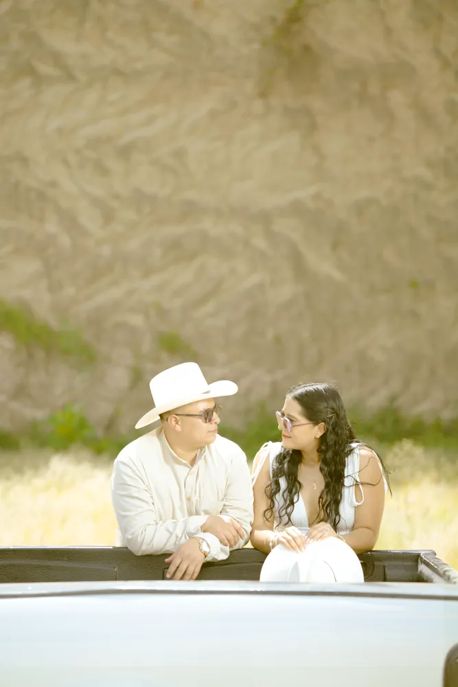 Julieta y Moisés en la batea de la camioneta