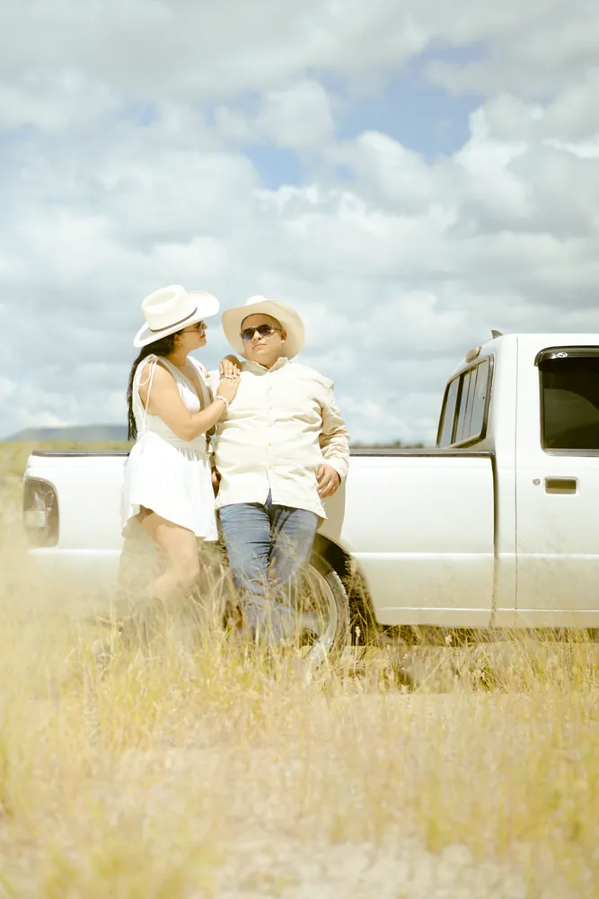 Julieta y Moisés junto a la camioneta