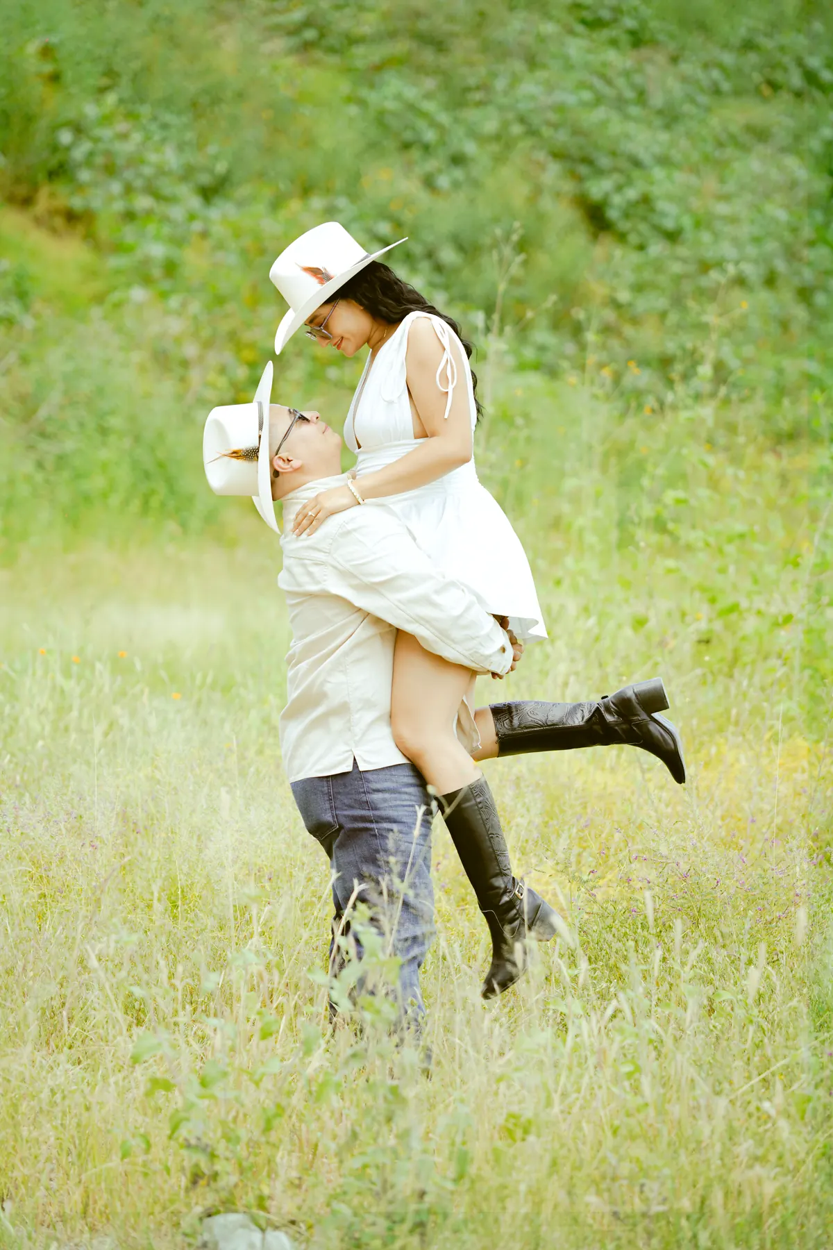 Moisés levanta a Julieta en el campo