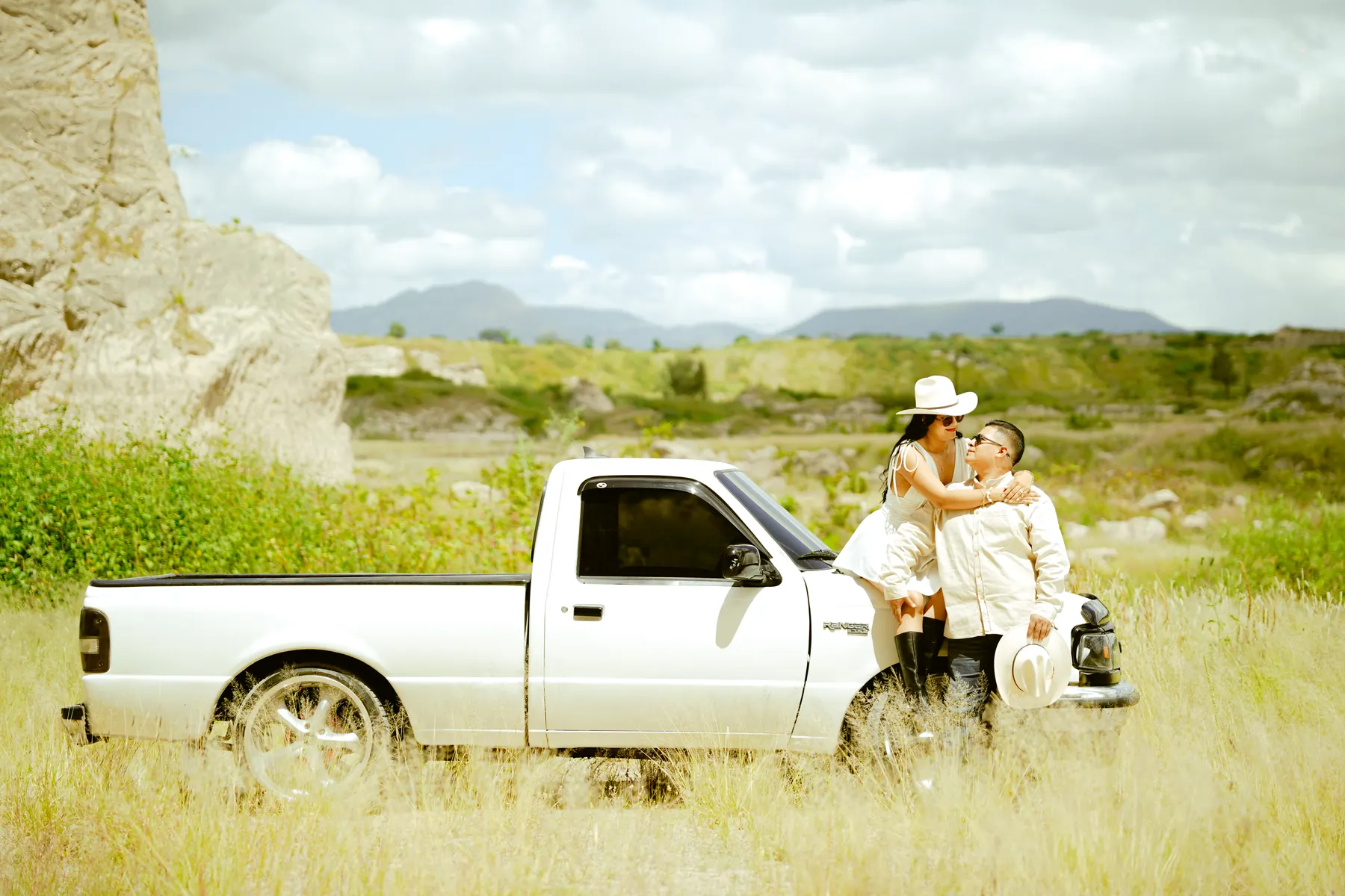 Julieta y Moisés junto a su camioneta en el campo