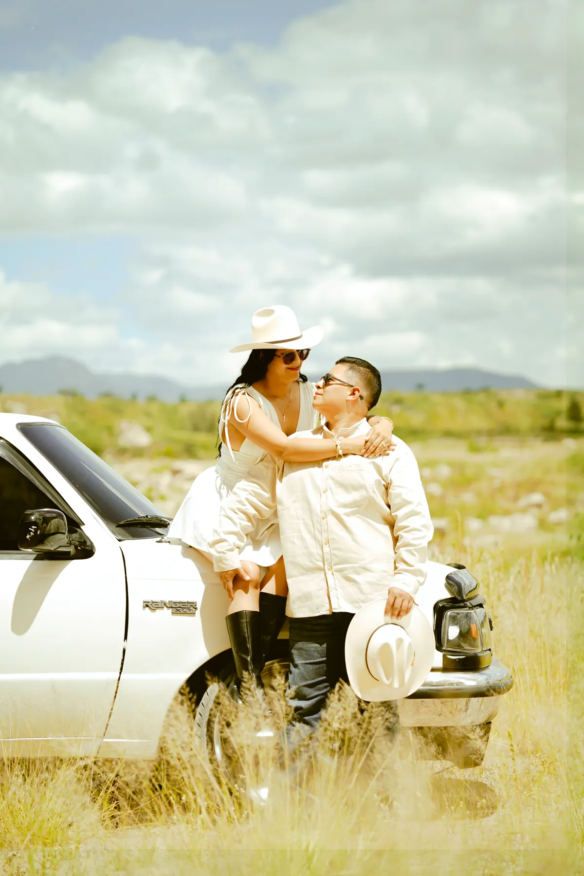 Julieta y Moisés abrazados junto a la camioneta