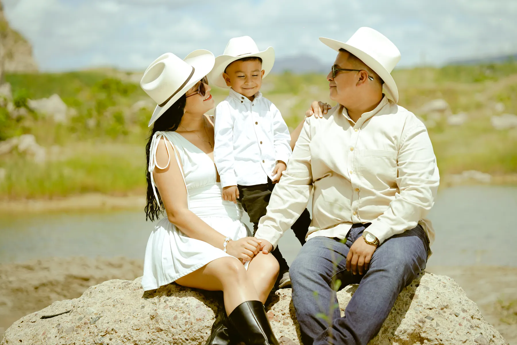 Julieta, Moisés y su hijo junto al agua